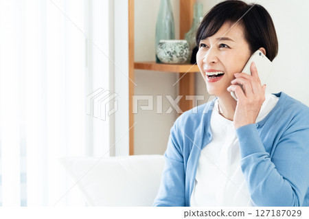 中間女性談智能手機 127187029