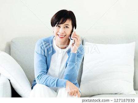 中間女性談智能手機 127187030