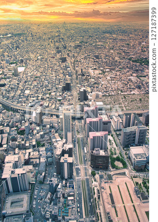 A spectacular view from the observation deck of Abeno Harukas, a skyscraper complex that also houses an art museum, hotel, and department store 127187399