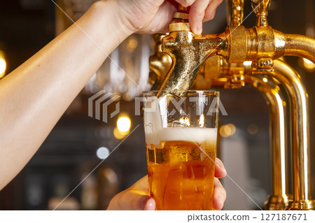 Beer server 127187671