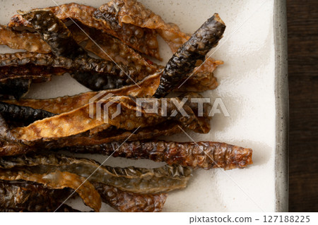 盤子裡的鮭魚皮薯條 127188225