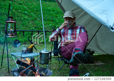 獨自露營者喝咖啡 獨自露營 老人 127188309