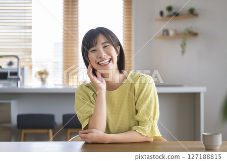 Arasa woman smiling looking at the camera Arasa woman smiling looking at the camera 127188815