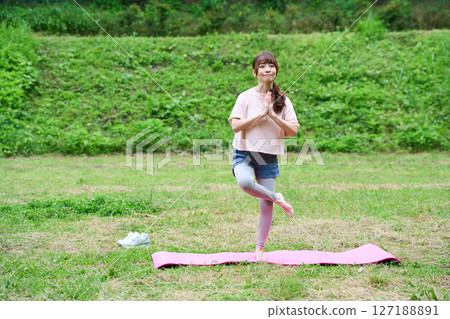 瑜珈練習伸展戶外公園中年老年人 127188891