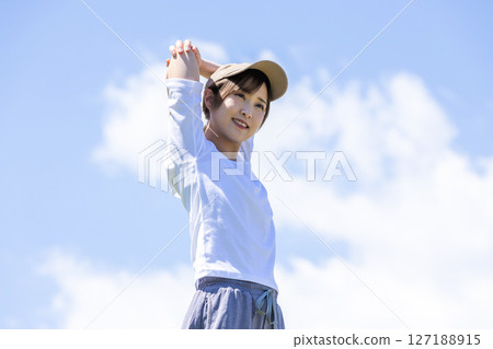 舒展在藍天下的婦女 127188915
