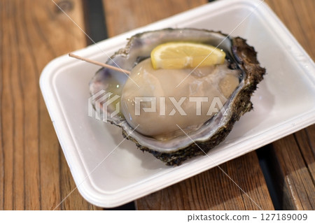 Raw oysters Raw oysters 127189009