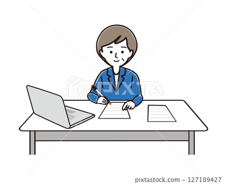 一位中年婦女一邊看著電腦一邊做文書工作 127189427