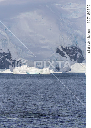 Antarctic landscape with icebergs 127189752