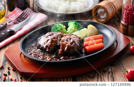 鐵板上烤的熱漢堡牛排 127189996