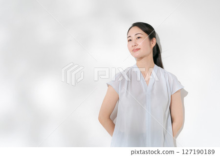 Summer women's beauty image 127190189
