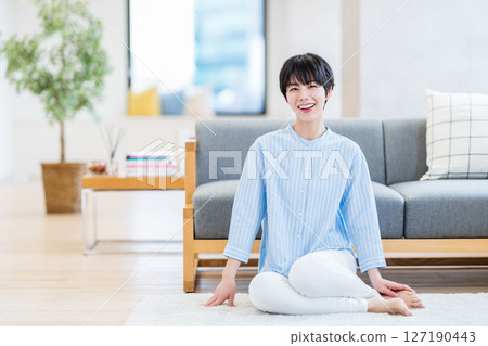 一個女人在客廳裡放鬆。 127190443