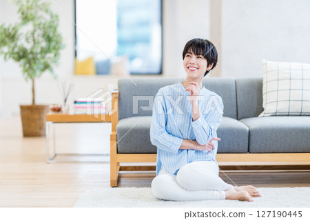 一個女人在客廳裡放鬆。 127190445