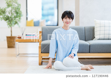 一個女人在客廳裡放鬆。 127190446