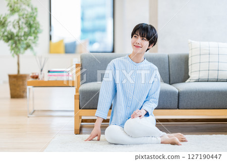 一個女人在客廳裡放鬆。 127190447