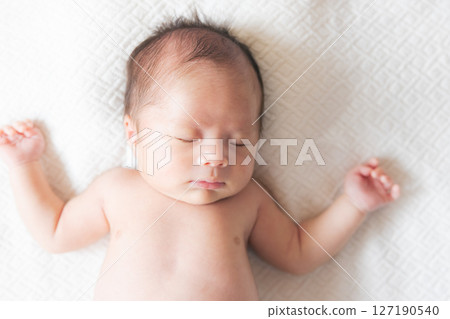 一個月大的嬰兒的睡臉 127190540