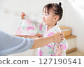 一名2歲女孩穿著浴衣。兒童浴衣穿法 127190541