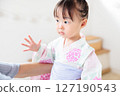 一名2歲女孩穿著浴衣。兒童浴衣穿法 127190543