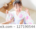 一名2歲女孩穿著浴衣。兒童浴衣穿法 127190544