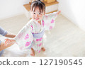 一名2歲女孩穿著浴衣。兒童浴衣穿法 127190545