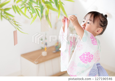 七夕 - 一個2歲的女孩用紙條裝飾竹葉 - 願望 - 竹子裝飾 - 願望 - 一夜裝飾 七夕 - 一個2歲的女孩用紙條裝飾竹葉 - 願望 - 竹子裝飾 - 願望 - 一夜裝飾 127190546