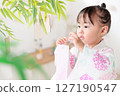 七夕 - 一個2歲的女孩用紙條裝飾竹葉 - 願望 - 竹子裝飾 - 願望 - 一夜裝飾 127190547