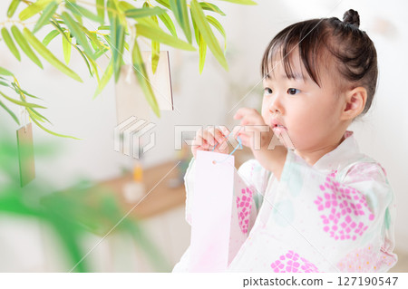 七夕 - 一個2歲的女孩用紙條裝飾竹葉 - 願望 - 竹子裝飾 - 願望 - 一夜裝飾 七夕 - 一個2歲的女孩用紙條裝飾竹葉 - 願望 - 竹子裝飾 - 願望 - 一夜裝飾 127190547