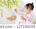 七夕 - 一個2歲的女孩用紙條裝飾竹葉 - 願望 - 竹子裝飾 - 願望 - 一夜裝飾 127190549