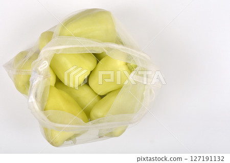 Reusable mesh bag filled with bell peppers 127191132
