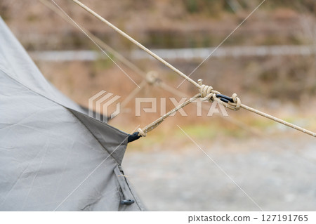 [Autocamping on the Nakatsugawa Riverbed: Tent guy ropes] 127191765