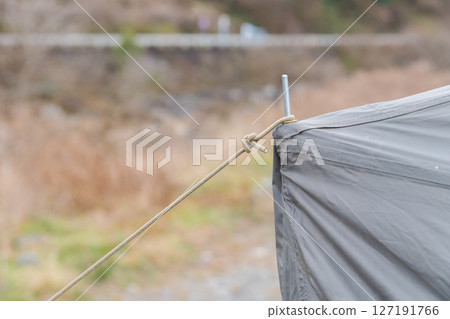 [Autocamping on the Nakatsugawa Riverbed: Tent guy ropes] 127191766