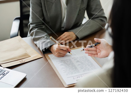Lawyer advise client on business matter and advise them to sign document 127192430
