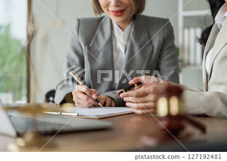 Lawyer advise client on business matter and advise them to sign document 127192481