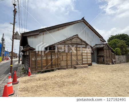 The main building of the Tanimura family residence is scheduled for demolition at public expense. 127192491