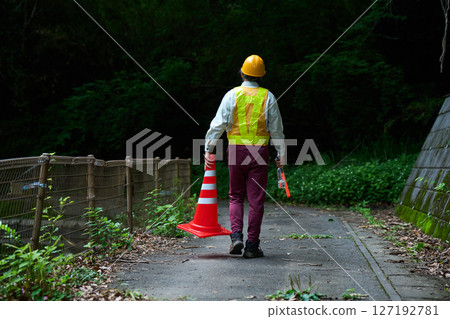 Construction site traffic control guidance security guard guard under construction guidance senior 127192781
