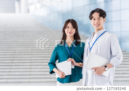 在辦公室工作的工程師 127193248