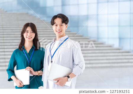 在辦公室工作的工程師 127193251
