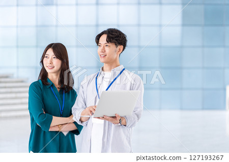 在辦公室工作的工程師 127193267