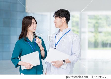 在辦公室工作的工程師 127193270