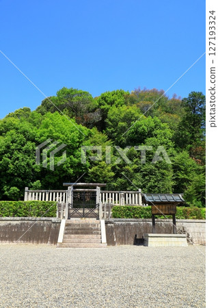 Emperor Tenmu Mausoleum of Emperor Jito (Hinosumi Ouchi Mausoleum) 127193324