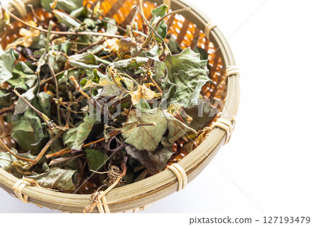 將乾魚腥草葉放入漏杓中 將乾魚腥草葉放入漏杓中 127193479