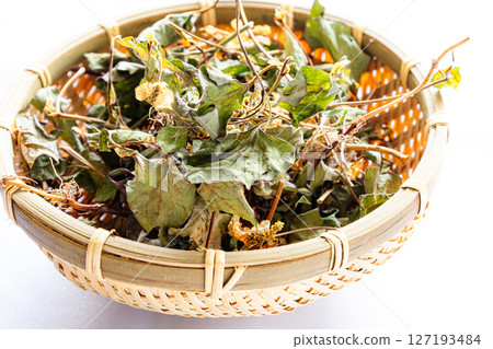 Dried Houttuynia cordata leaves in a colander 127193484