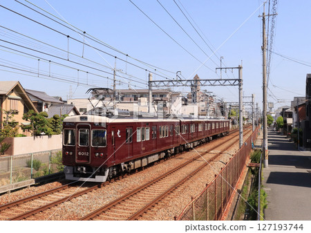 阪急伊丹線 6000 系列列車在伊野站附近運行 127193744