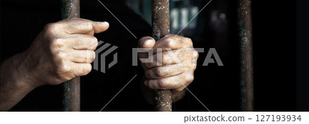 Hands holding the cage of jail 127193934