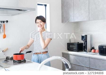 在廚房做飯的女人 127194808