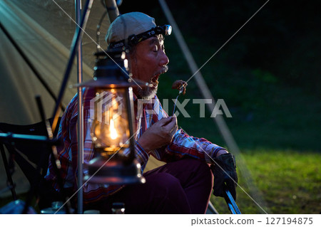 Solo camper eating steak Solo camp Senior Solo camper eating steak Solo camp Senior 127194875