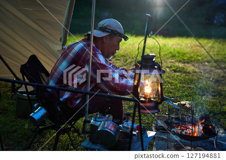 Solo camper eating steak Solo camp Senior Solo camper eating steak Solo camp Senior 127194881