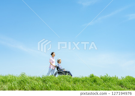 推著輪椅的照顧者 127194976