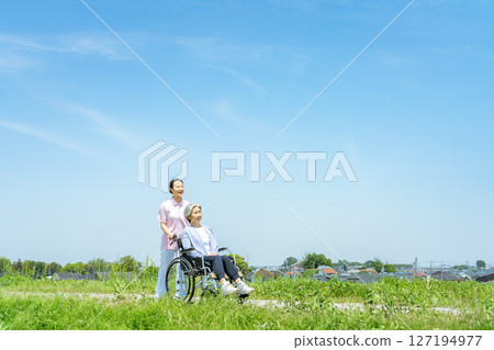 推著輪椅的照顧者 127194977