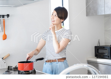 在廚房做飯的女人 127194981