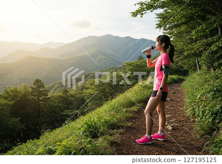 越野跑期間，一名跑步者在休息時喝水 127195125